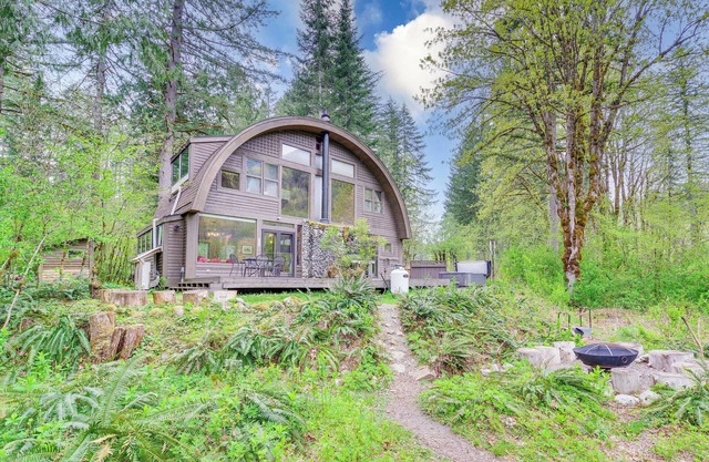 NUEVA cabaña frente al río con cubierta en el río Skykomish
