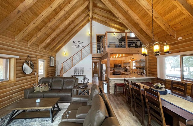 Riverfront "Streams & Dreams" Cabin with Hot Tub