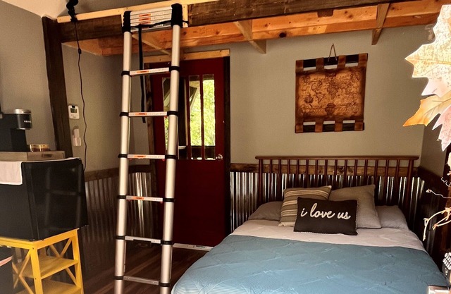 Riverfront tiny home w/ outdoor firepit. Walk to waterfalls and go flyfishing!