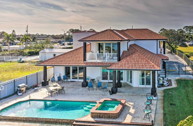 Waterfront Titusville Resort Home w / piscina y jacuzzi