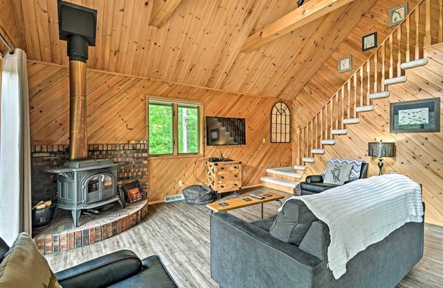 Riverfront Traverse City Cabin con kayaks y fogata