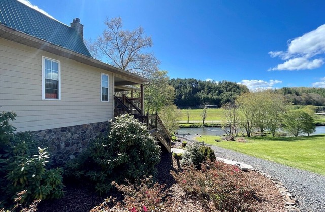 Riverfront,Upscale,HotTub,Gameroom,5 hole putting range,WIFI,Firepit,King beds