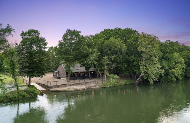 Riverhawk @ Lazy River Retreat en Mt Fork River tiene capacidad para 23+