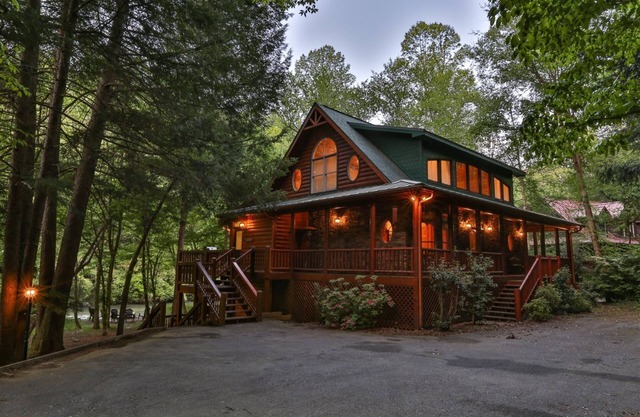 En Riverhouse, escapa a la soledad en el río Cartecay, protegido por el área de Georgia Wilderness. No