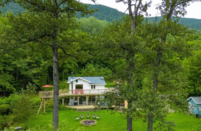 Riverside cottage with hot tub - Le chaga - Pet friendly!