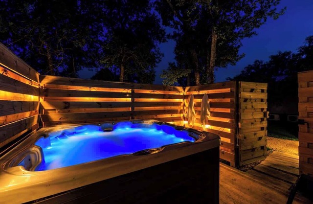 Rivers Edge Cottages With Hot Tub