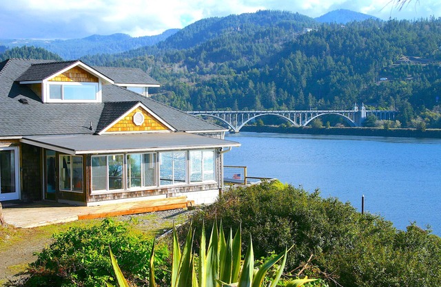 River’s End-Best Pacific Ocean and Rogue River Views on 2+Acres with a Hot Tub!
