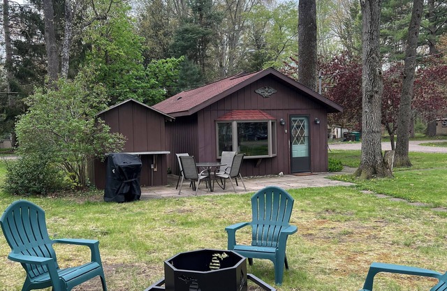 Rivers, lakes, and trails! Family friendly cozy cabin.