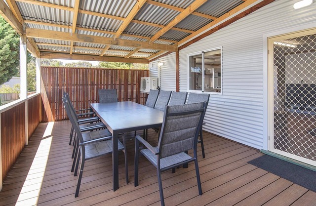 Riverscape Cottage No.5 - Riverscape - unit 5 with views over the Blackwood River and cosy fire place