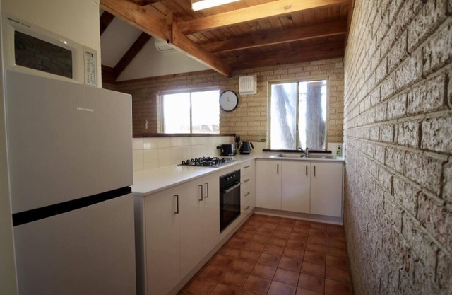 Riverscape Cottage No.6 - Riverscape - unit 6 with views over the Blackwood River and cosy fire place