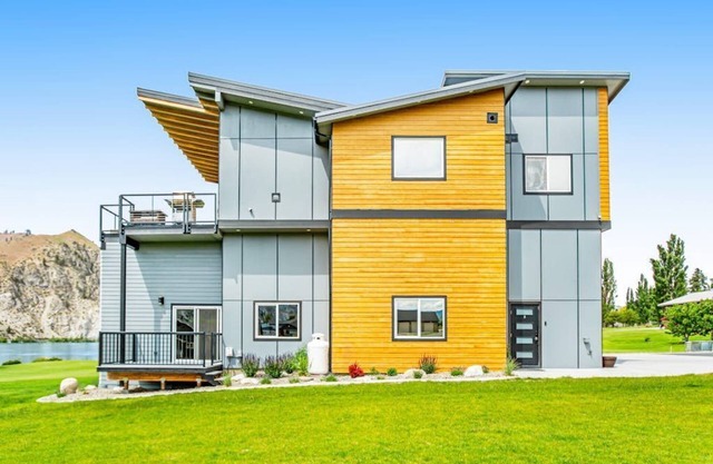 Riverside 4-bed home with stellar views & gameroom