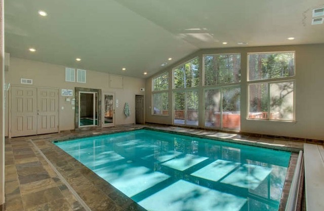 Riverside 6 habitaciones, 6 baños, piscina cubierta, bañera de hidromasaje, sauna y ducha de vapor en Tahoe.