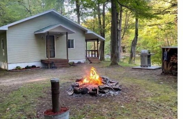 Riverside cabin, fly-fish for trout or just relax!