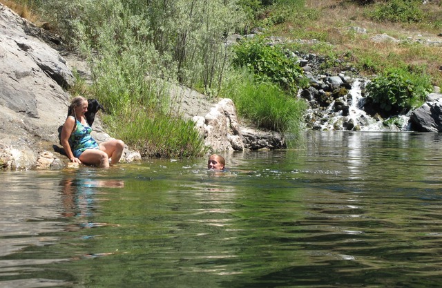 Cabaña junto al río en las montañas Klamath