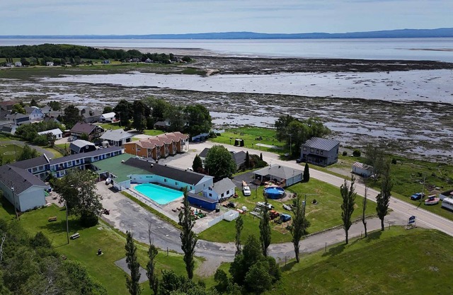 Riverside Condo with Pool - Les Voitures d'Eau