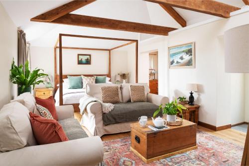 Riverside cottage on private wildlife estate 3-bed
