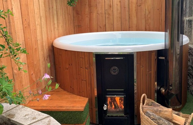 Riverside Cottage with luxurious wood fired hot tub in Ballater