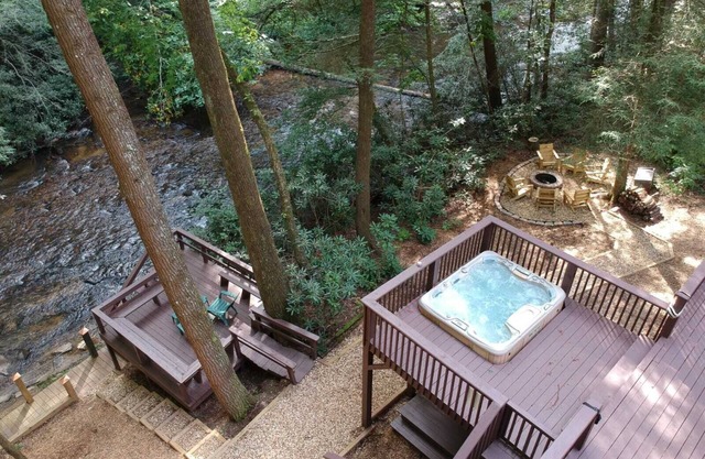 Riverside-Dog Friendly-Fenced Yard-King Suites-Hot Tub-10 Minutes to Downtown