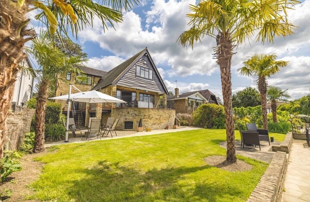 Riverside Bliss: 4-Bed Detached home with Hot Tub