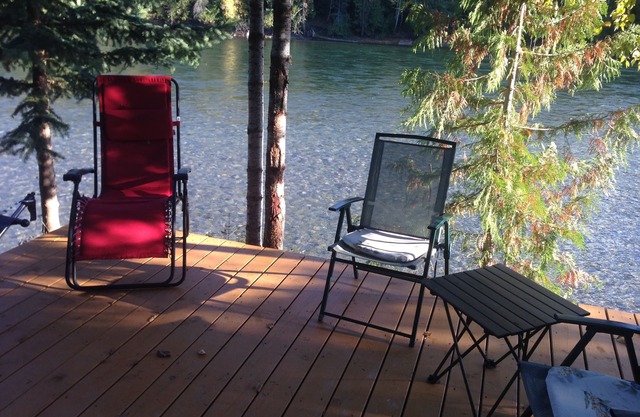 Riverside Guest House con vistas al río Clearwater que drena Wells Gray Park