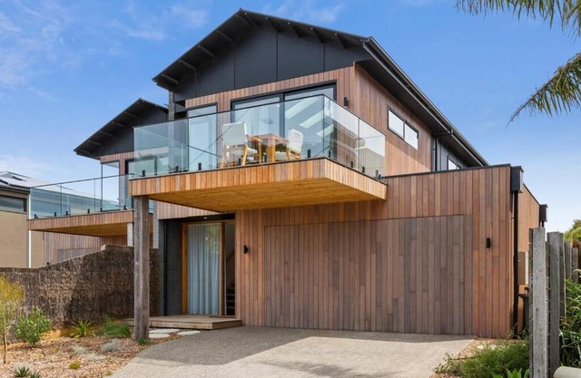 Riverside Luxe- Brand New, 50m to river, 3 bedroom, pizza oven!
