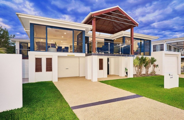 Riverside Luxury : 4 BR, 2 BA House in Port Macquarie , Sleeps 8