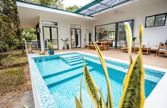 Riverside Luxury w/ Pool - Walk to Dominical