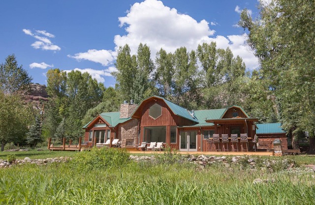 Riverside Retreat with Hot Tub