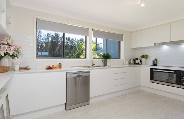 Riverside Retreat – absolute river front