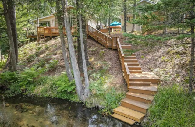 Riverside Retreat: Beautiful River Views & Pet Friendly