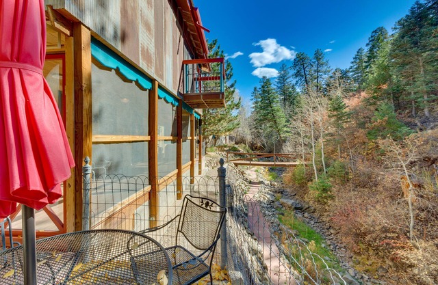 Riverside Retreat w/ Screened Porch: 6 Mi to Taos!