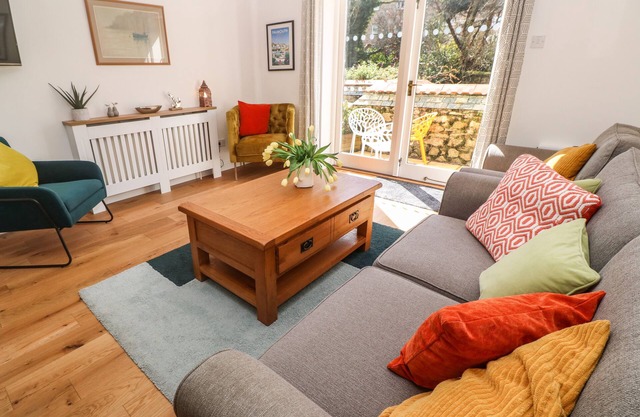 'RIVERSIDE' SUMMERCOURT, family friendly, with a garden in Penryn