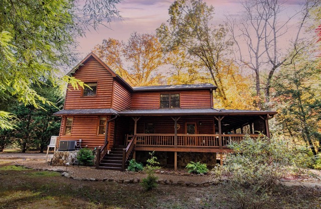 Riversong -Big Log Cabin on the Toccoa River - hot tub, firepit, Free Breakfast