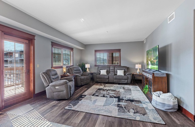Riverstone Village—Spacious 2nd Floor Corner Unit w/ Wrap-Around Patio