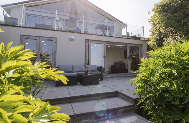 RIVERVIEW @ 1 BRUNEL VIEW, with a garden in Saltash