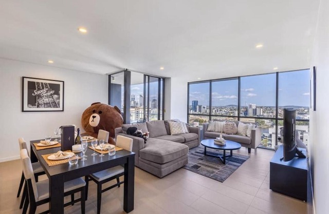 Riverview 2BR delicate Apt, 1min to train station