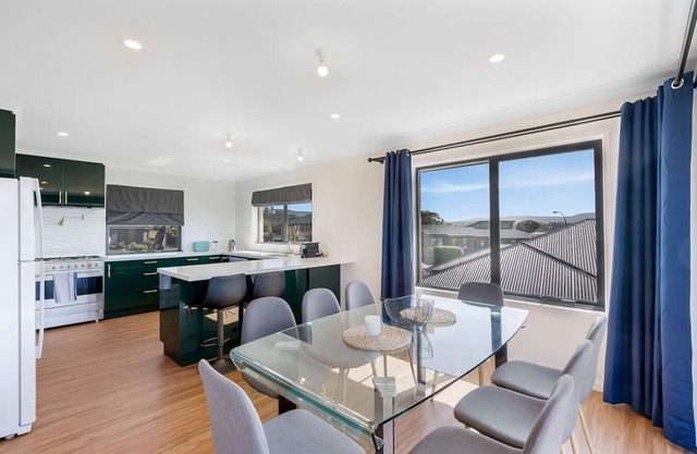 Riverview Family Retreat; Spacious 4BR Home, Views