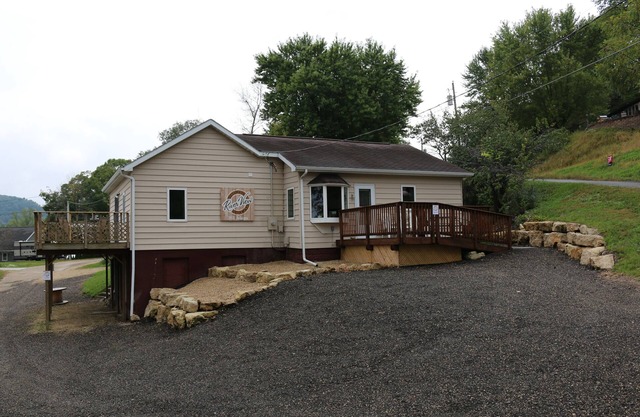 Riverview Getaways (only 13 miles to La Crosse WI or Iowa border)