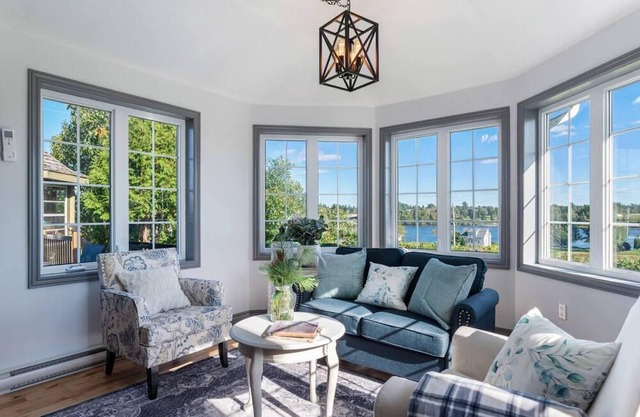 Riverview, King bed main floor, 4 bedroom, 2 bathroom Farmhouse