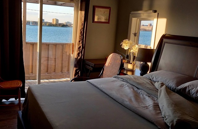 Riverview , waterfront, homestay, bnb