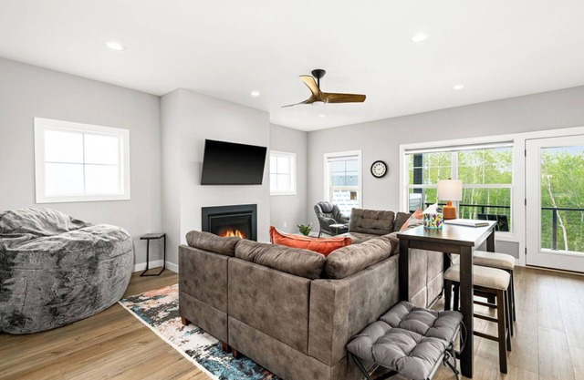 RiverWest Four Seasons - Base Spirit Mtn - Dog Friendly- Kids Play/Game Area-20% off Bike Rentals