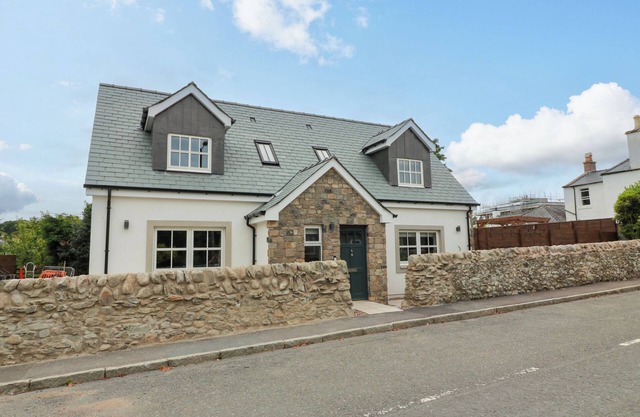 RIVERWOOD HOUSE, pet friendly, with open fire in Gatehouse Of Fleet