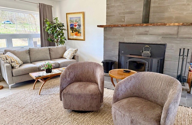 Riverwood Retreat: Modern Charm by the River
