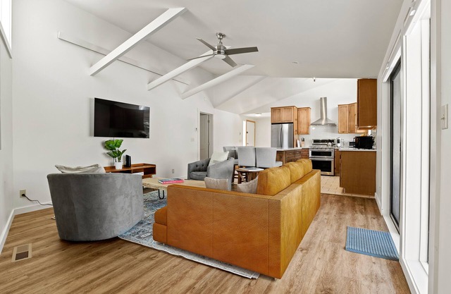 RMR: Modern 3 BR Townhome Available for Long Term