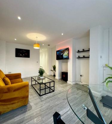 RNM - Business Contractor & Travellers Choice, Private Access & Entire Place, Kitchen & Washroom with amenities, Smart Tv, Easy Access, Fast WiFi, Parking Nearby, Great transport links