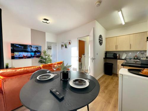 RNM - Business Contractor & Long Stay, Private Access & Entire Place, Kitchen & Washroom with amenities, Smart Tv, Easy Access, Fast WiFi, Parking Nearby, Great transport links
