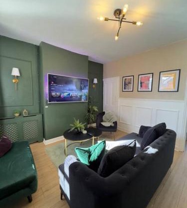 RNM - Business Contractors Ready! 3 Bedrooms, Efficient Savings! Entire House,Smart Tv, 2 Lounges, Dining Area, Private Gated Parking, Easy Access, Close to M5, Train Station, Bus Routes, Kitchen and Washroom plus amenities included!