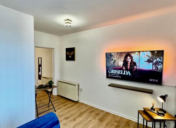 RNM - Business Professional & Top Choice, Private Access & Entire Place, Kitchen & Washroom with amenities, Smart Tv, Easy Access, Fast WiFi, Parking Nearby, Great transport links