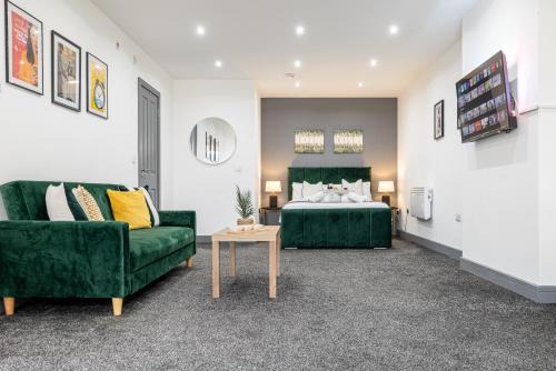 RNM - Upgraded Business Stay For Travelling Contractors, All Amenities, Private Access Entire Place, Kitchen & Washroom, Smart Tv, Easy Access, Parking Nearby