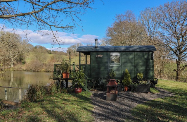 ROACH HUT, pet friendly, character holiday cottage in Crowborough